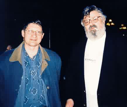 Май 2002... И. Кручик и С.Саканский  на С.Арбате, в поисках памятника Б.Окуджаве. А за плечами - глаза...